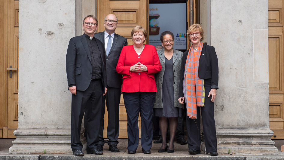 Gruppenbild v.l.n.r. Karl Jüsten & Martin Dutzmann (GKKE), Bundeskanzlerin Angela Merkel, Judith Ohene (AGdD) & Cornelia Füllkrug-Weitzel „Brot für die Welt“ Gruppenbild v.l.n.r. Karl Jüsten & Martin Dutzmann (GKKE), Bundeskanzlerin Angela Merkel, Judith Ohene (AGdD) & Cornelia Füllkrug-Weitzel „Brot für die Welt“