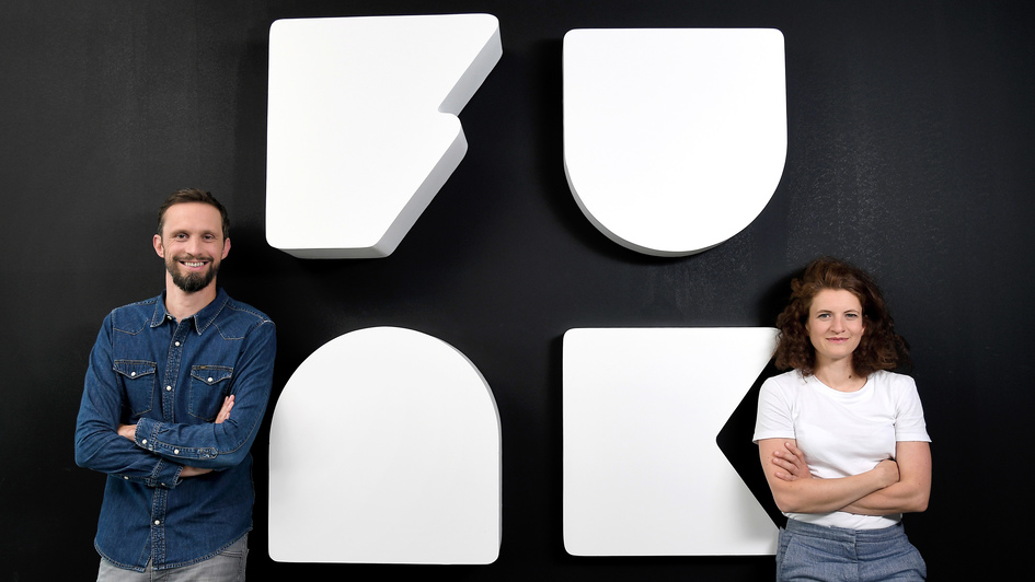 Sophie Burkhardt und Florian Hager, Programmgeschäftsführer von Funk, vor dem Logo des Programms