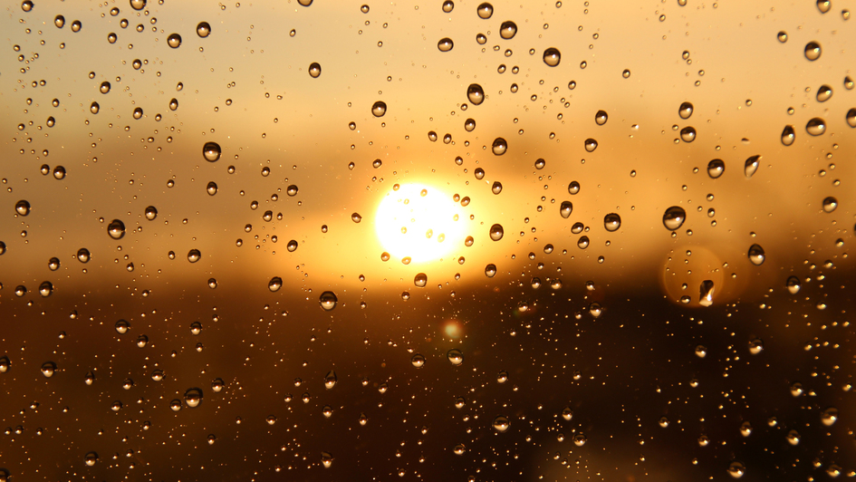 Sonne durch eine verregnete Scheibe fotografiert Sonne durch eine verregnete Scheibe fotografiert