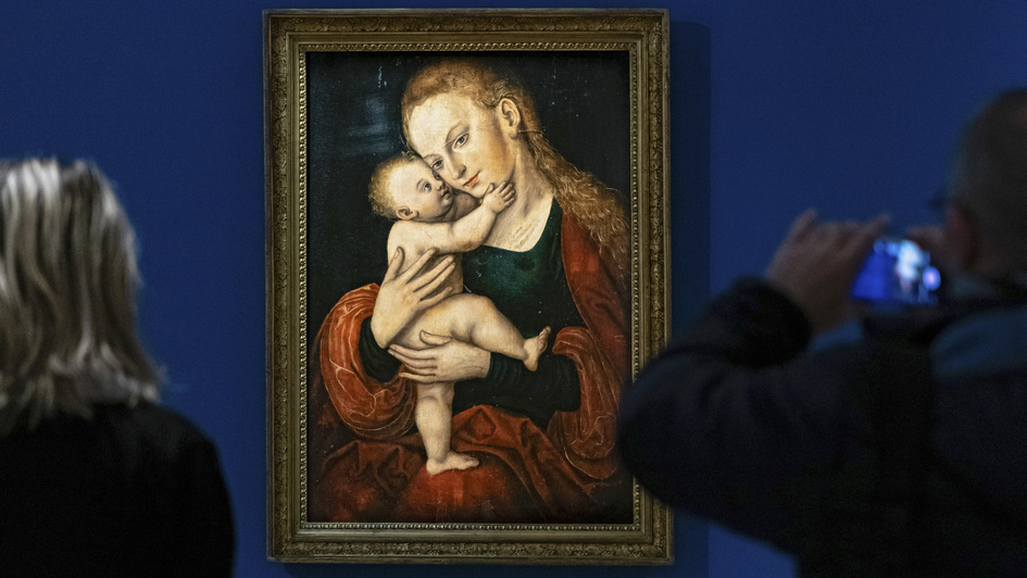 „Maria mit dem sie umhalsenden Kinde“ (nach 1537) aus der Werkstatt Lucas Cranach des Älteren in der Ausstellung „Verehrt. Geliebt. Vergessen. Maria zwischen den Konfessionen“ im Wittenberger Augusteum