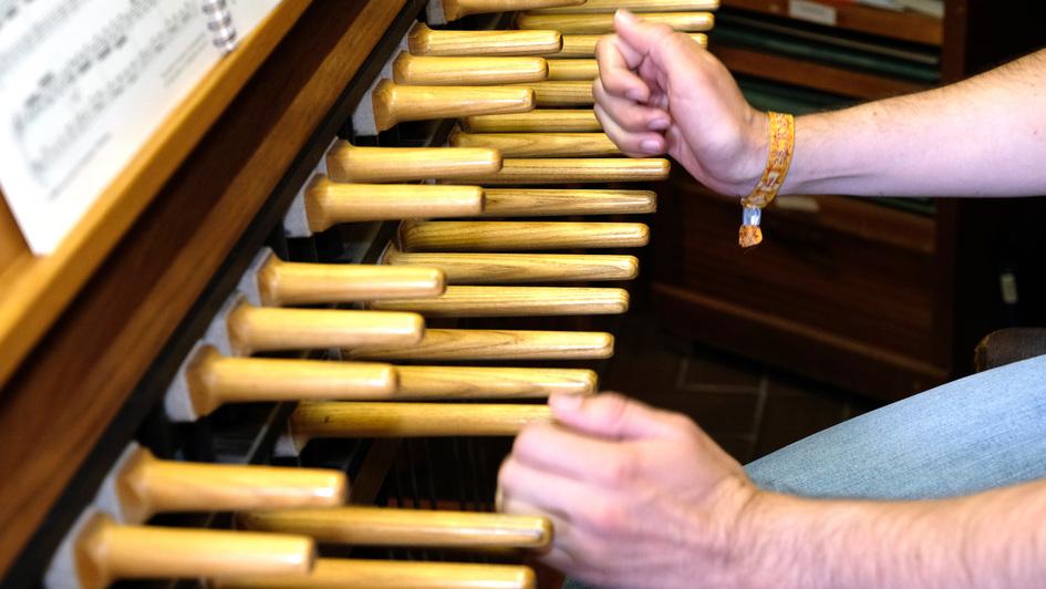 Carilloneur Christian Michel in der Glockenstube der Henriettenstiftung in Hannover