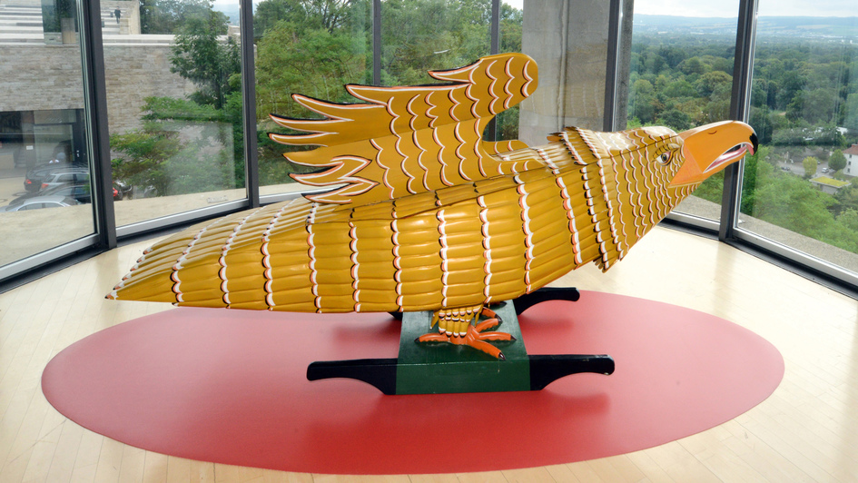 Sarg aus Ghana im Sepulkralmuseum in Kassel in Form eines Adlers