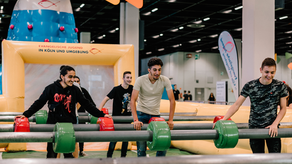 Jugendliche auf dem Messestand der Evangelischen Jugend auf der Gamescom 2019 Jugendliche auf dem Messestand der Evangelischen Jugend auf der Gamescom 2019