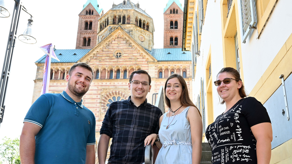  Alex Howell, Florian Hoffmann, Barbara Ruiz Lucini und Tania de Laat vor dem Dom zu Speyer