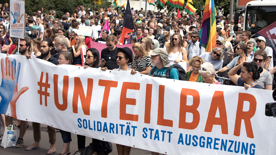 Teilnehmende der #unteilbar-Demonstration am 6. Juli 2019 mit dem Banner '#unteilbar - Solidarität statt Ausgrenzung'