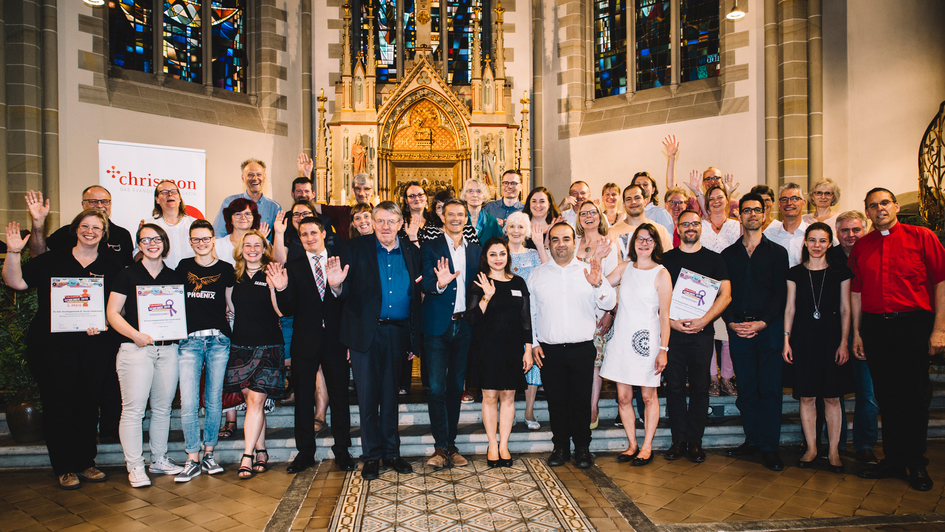 Gruppenfoto der Preisträgerinnen und Preisträger des chrismon-Gemeindewettbewerbs 2019