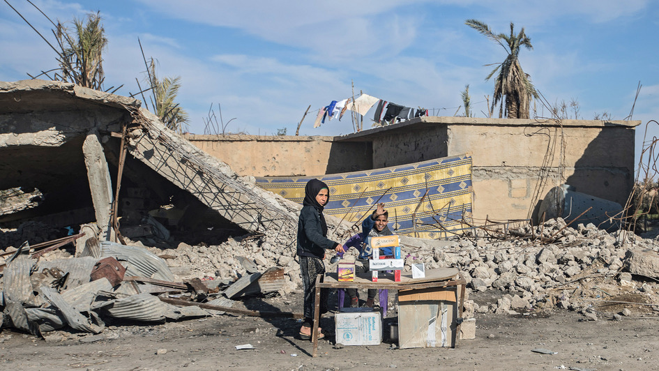 In der zerstörten Stadt Hajin in Syrien bieten Kinder am Wegesrand Waren zum Kauf