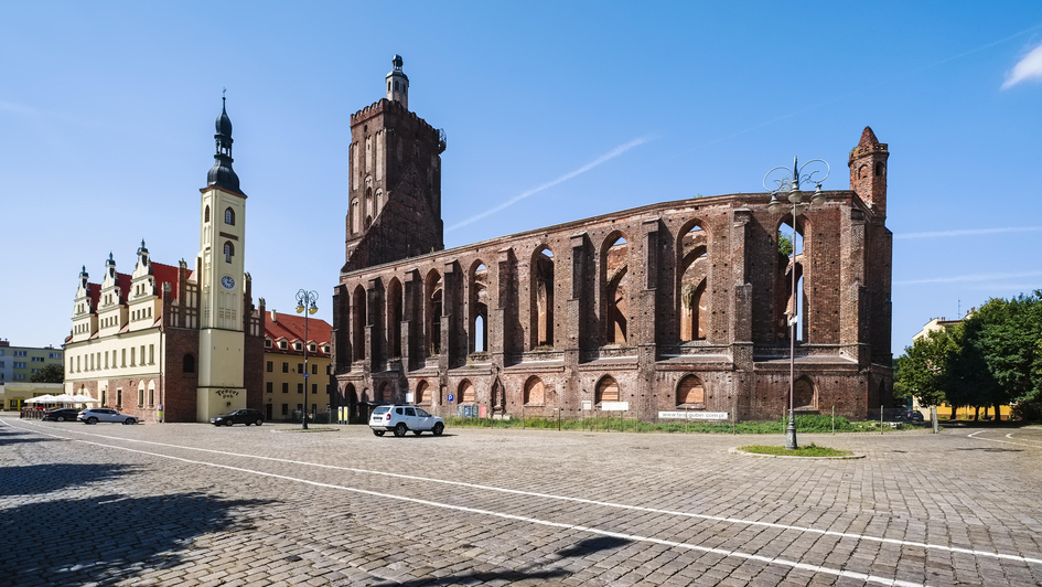 Rathaus und Stadtkirchenruine in Guben/Gubin