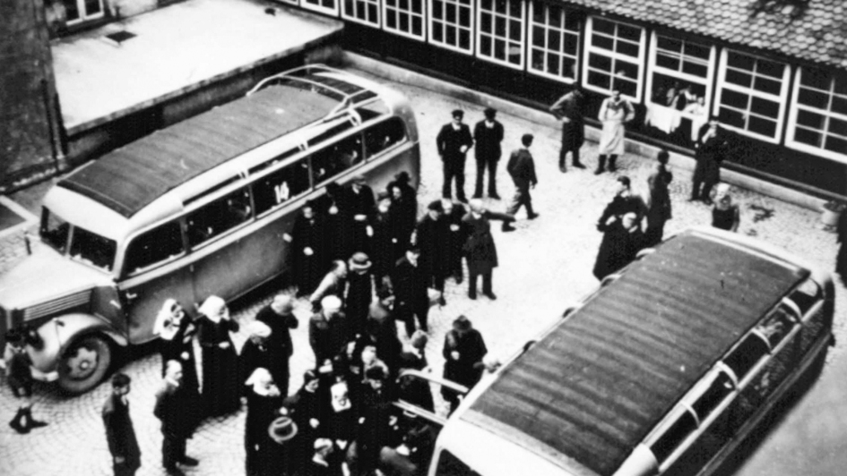Patienten der Pflegeanstalt Bruckberg werden 1941 mit Omnibussen zur Heil- und Pflegeanstalt Ansbach transportiert. Die meisten Personen werden später von dort deportiert und in der Tötungsmaschinerie der nationalsozialistischen Euthanasie-Programme ​umge