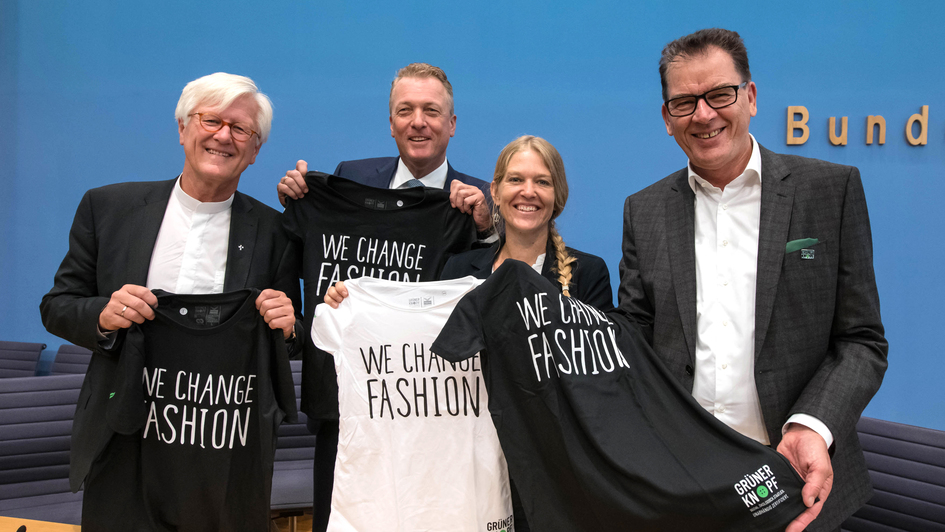 Bundesentwicklungsminister Gerd Müller (CSU) stellt am 9. September in Berlin das Siegel für sozial- und umweltverträglich produzierte Kleidung 'Grüner Knopf' vor