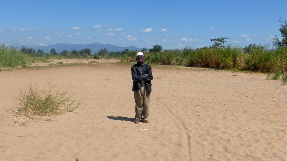 Dorfvorsteher Millias Robert auf verödeten Feldern in Gwengwe am Malawi-See.