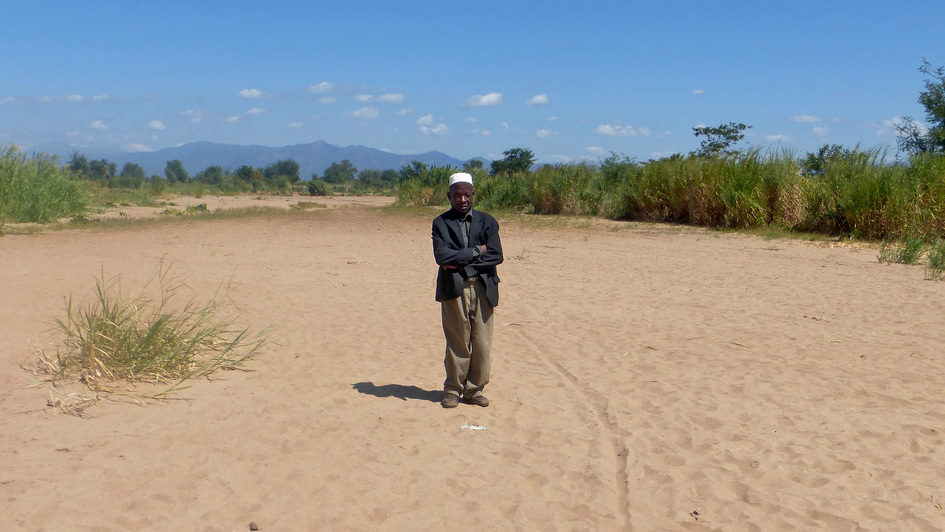 Dorfvorsteher Millias Robert auf verödeten Feldern in Gwengwe am Malawi-See. Dorfvorsteher Millias Robert auf verödeten Feldern in Gwengwe am Malawi-See.