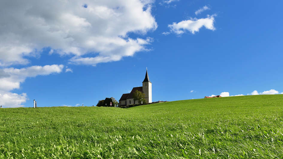 Kirche in grüner Landschaft