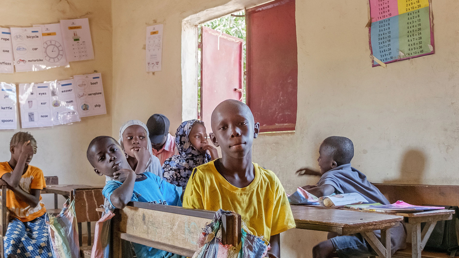 Grundschüler in einem Klassenraum in Gambia