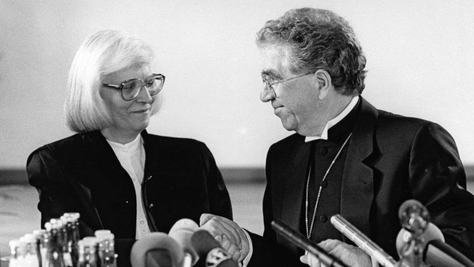 Der damalige Ratsvorsitzende der EKD, der Berliner Bischof Martin Kruse, und die Berliner Oberkonsistorialrätin Rosemarie Cynkiewicz 1991 auf der ersten gesamtdeutschen Synode nach der Teilung.