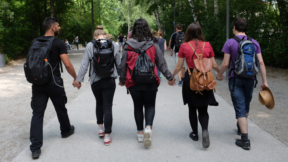 Jugendliche laufen Hand in Hand Jugendliche laufen Hand in Hand