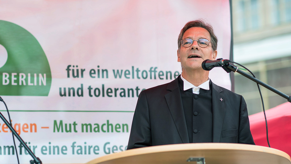 Der Berliner Bischof Markus Dröge 2019 auf einer Kundgebung des Bündnisses für ein weltoffenes und tolerantes Berlin