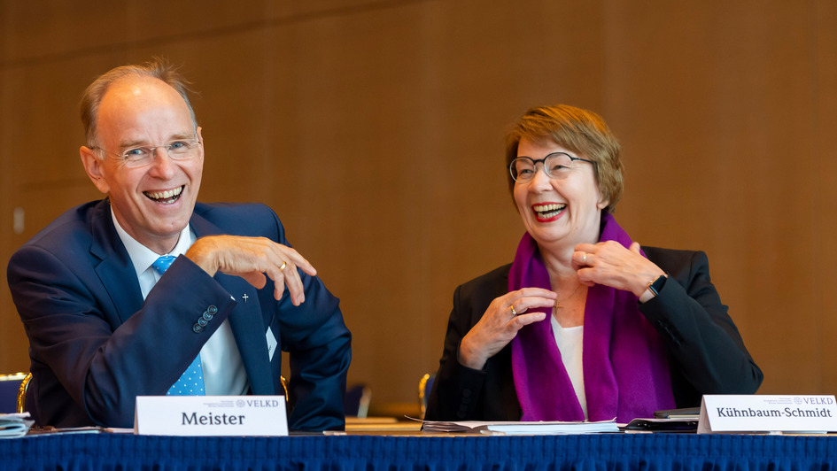 Ralf Meister und Kristina Kühnbaum-Schmidt bei der Generalsynode der VELKD 2019 in Dresden Ralf Meister und Kristina Kühnbaum-Schmidt bei der Generalsynode der VELKD 2019 in Dresden