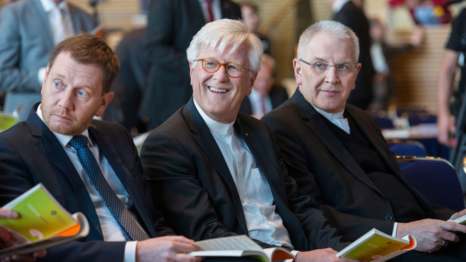Der sächsische Ministerpräsident Michael Kretschmer (CDU), der EKD-Ratsvorsitzende Heinrich Bedford-Strohm und der katholische Dresdner Bischof Heinrich Timmerevers