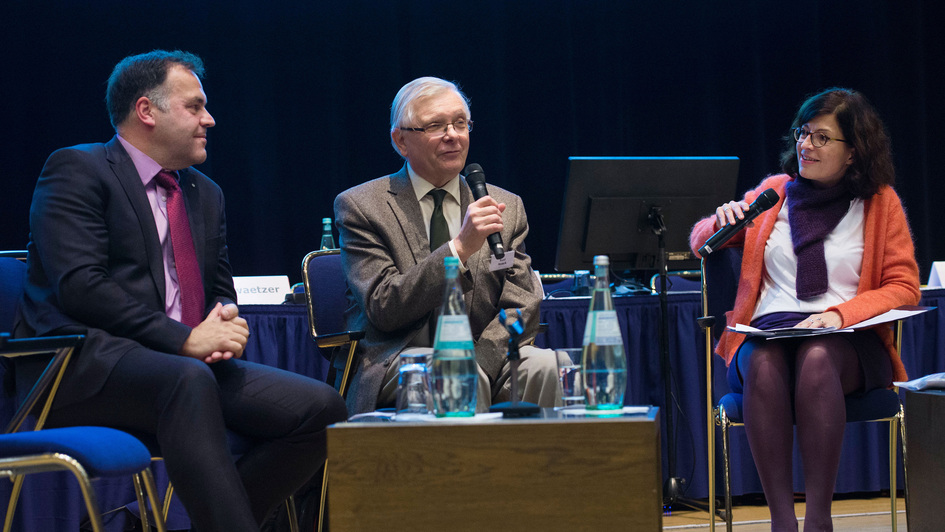 Podiumsdiskussion auf der EKD-Synode in Dresden mit Altbischof Axel Noack, dem Theologen und frühere Kultusminister in Sachsen-Anhalt Stephan Dorgerloh und Modertorin Jaqueline Boysen Podiumsdiskussion auf der EKD-Synode in Dresden mit Altbischof Axel Noack, dem Theologen und frühere Kultusminister in Sachsen-Anhalt Stephan Dorgerloh und Modertorin Jaqueline Boysen