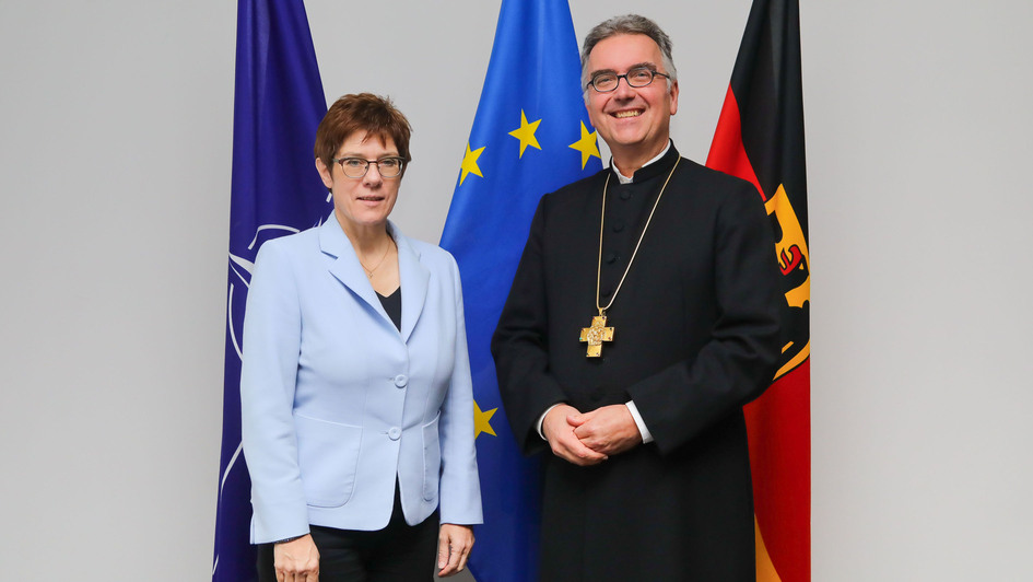 Der Evangelische Militärbischof Dr. Sigurd Rink bei seinem Antrittsbesuch bei Verteidigungsministerin Annegret Kramp-Karrenbauer Der Evangelische Militärbischof Dr. Sigurd Rink bei seinem Antrittsbesuch bei Verteidigungsministerin Annegret Kramp-Karrenbauer