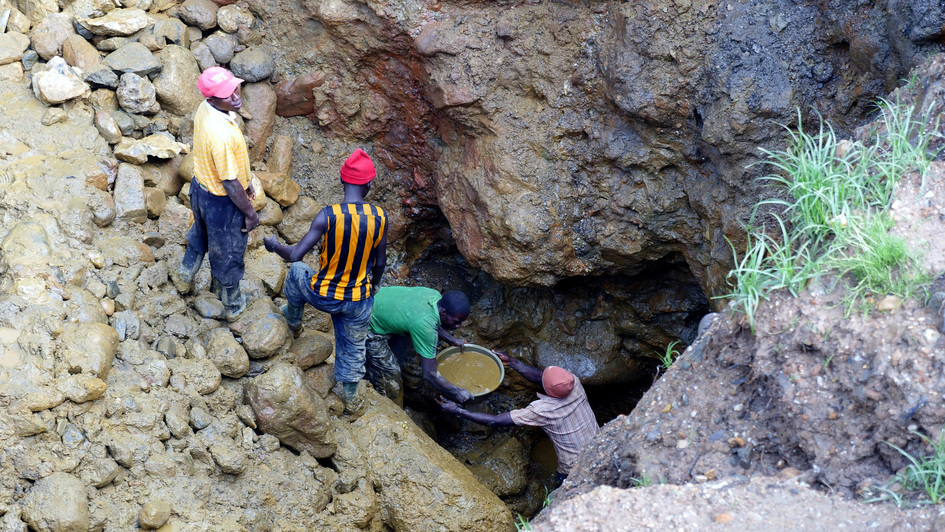 Minenarbeiter in Fungamwaka (Demokratische Republik Kongo) reichen eine Metallschüssel aus der Abbaugrube an die Oberfläche