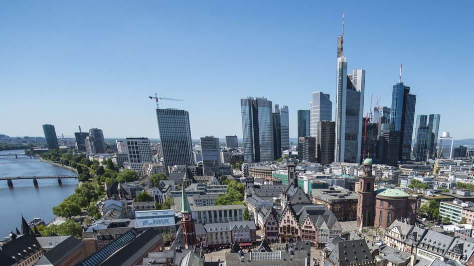Blick auf Frankfurt am Main, im Vordergrund der Römer, im Hintergrund das Bankenviertel