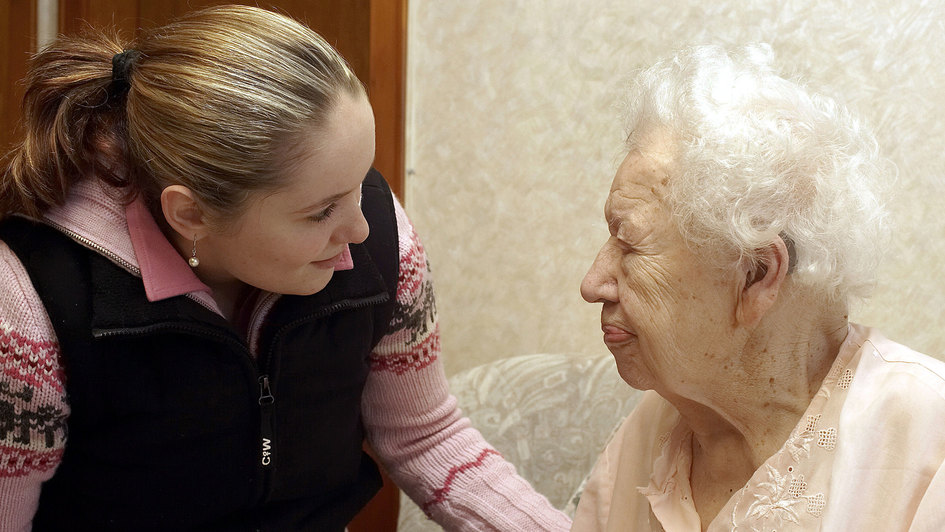 Junge Frau in der ambulanten Pflege mit einer älteren Dame