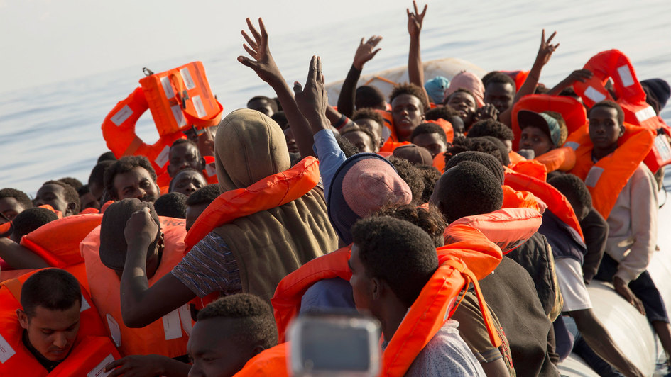 Symbolbild: Flüchtlinge auf einem Schlauchboot im Mittelmer