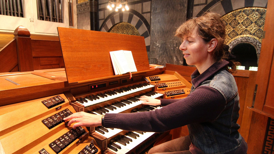 Kantorin Susanne Rohn aus Bad Homburg an der Orgel