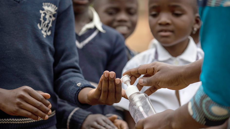 In einer Grundschule in der Stadt Butembo, Provinz Nord-Kivu, DR Kongo, lernen die Kinder, wie sie sich die Hände zur Verhinderung der Ausbreitung des tödlichen und ansteckenden Ebola-Virus richtig waschen können.