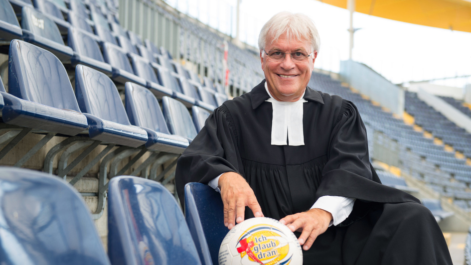 Der evangelische Stadionpfarrer Eugen Eckert in der Commerzbank-Arena in Frankfurt am Main