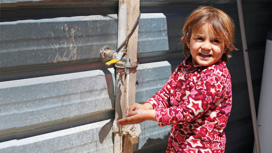 Die fünfjährige Hajar wäscht sich ihre Hände im Flüchtlingscamp Za’atari in Jordanien.