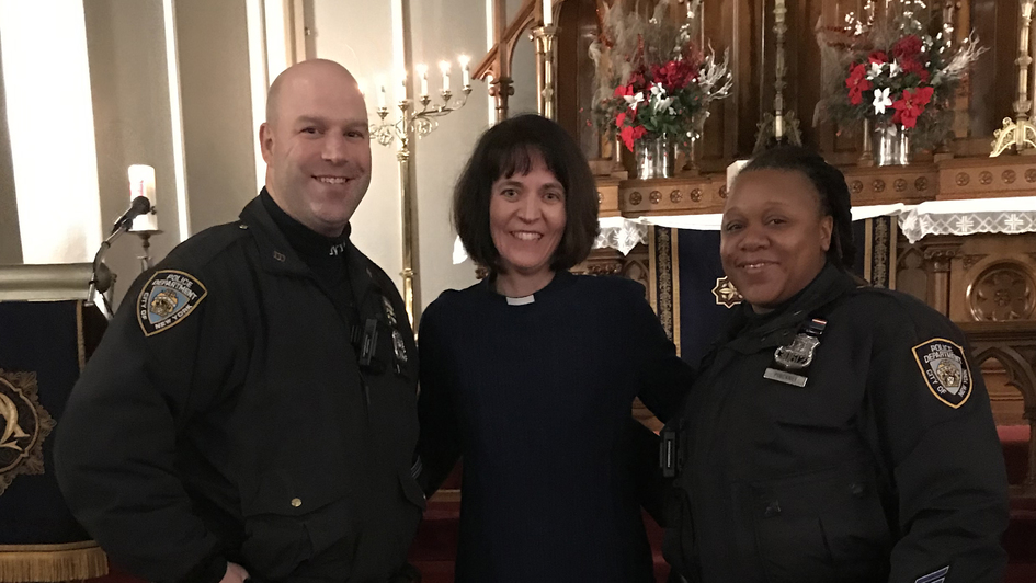 Miriam Groß mit zwei New Yorker Cops