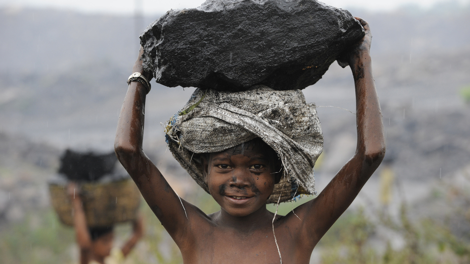 Kinder sammeln Kohle am Rande eines Kohletagebaus in Dhanbad (Indien) zum Verkauf als Koks auf dem Markt