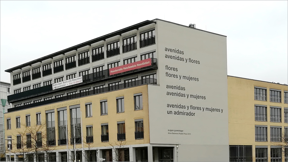 Gebäude der Alice-Salomon-Hochschule in Berlin-Hellersdorf mit dem Gedicht 'avenidas' von Eugen Gomringer auf der Fassade (Januar 2018)