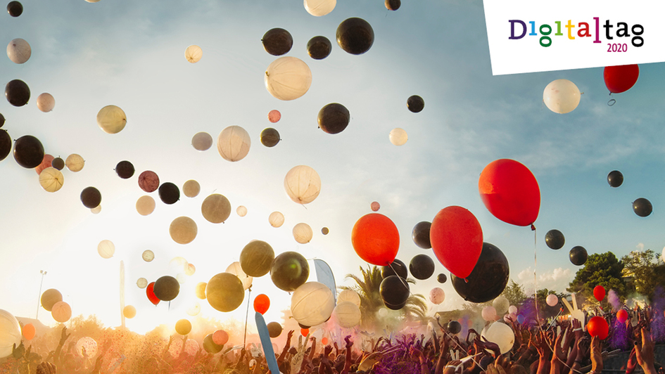Pressebild Digitaltag 2020: Luftballons fliegen in den Himmel, mit Logo