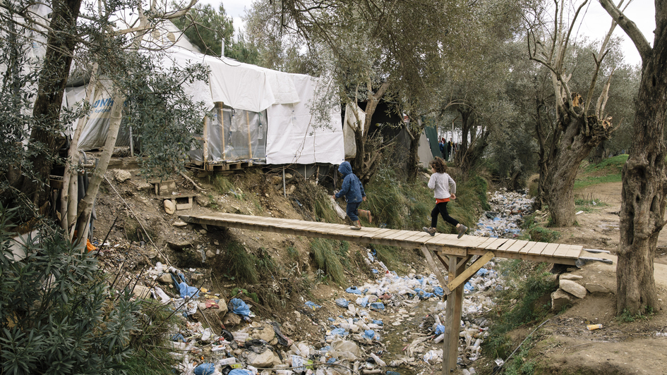Kinder laufen über eine Brücke am Flüchtlingscamp Moria auf der griechischen Insel Lesbos - Februar 2020