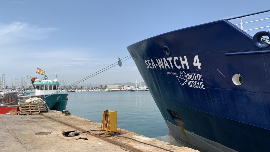Das Rettungsschiff 'Sea-Watch 4' liegt im Hafen von Buriana (Spanien)