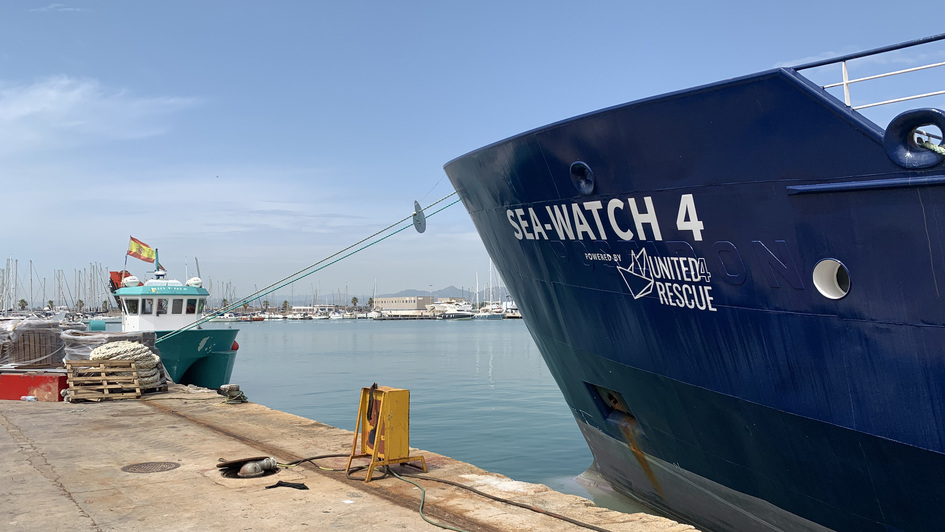 Das Rettungsschiff 'Sea-Watch 4' liegt im Hafen von Buriana (Spanien) Das Rettungsschiff 'Sea-Watch 4' liegt im Hafen von Buriana (Spanien)