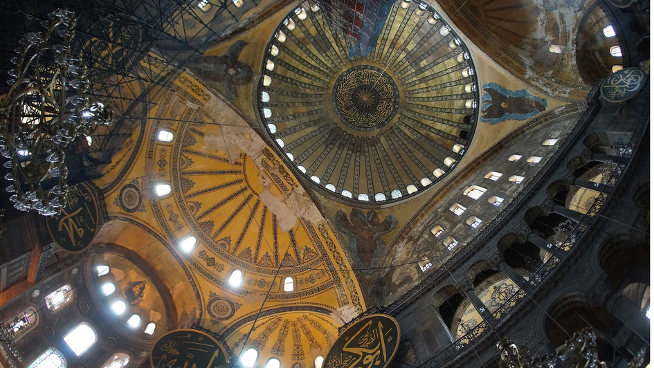 Innenraum und Kuppel der Hagia Sophia in Istanbul