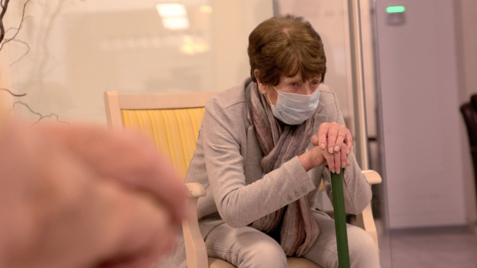 Eine demenzkranke Frai nimmt in der diakonischen Tagespflege in Goslar an der Sitzgymnastik teil