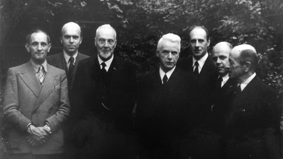 Das Archiv-Foto zeigt die sieben Sprecher des neu berufenen Rates der EKD bei der Kirchenkonferenz in Treysa (von links: Martin Niemoeller, Wilhelm Niesel, Theophil Wurm, Hans Meiser, Heinrich Held, Hanns Lilje, Otto Dibelius)