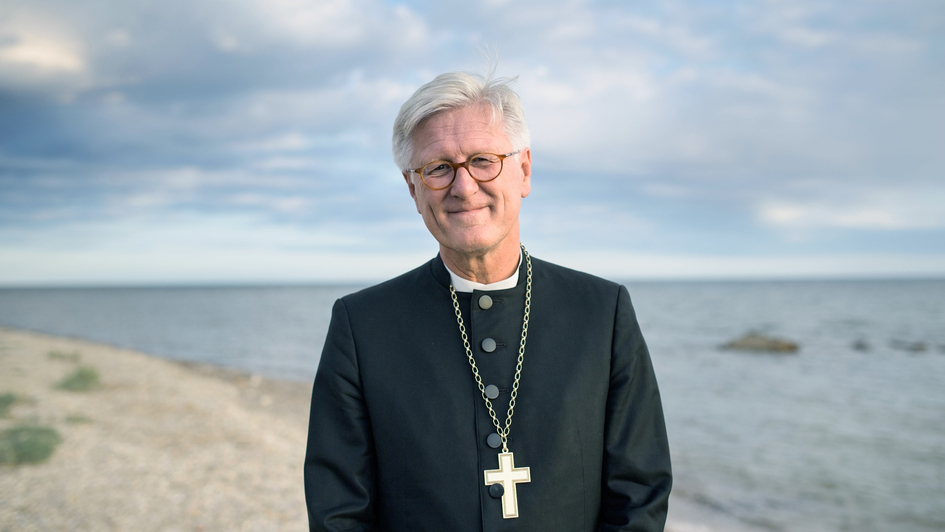 Landesbischof Heinrich Bedford-Strohm, der Ratsvorsitzende der Evangelischen Kirche in Deutschland (EKD), im August 2016 am Meer bei Cagliari auf Sardinien