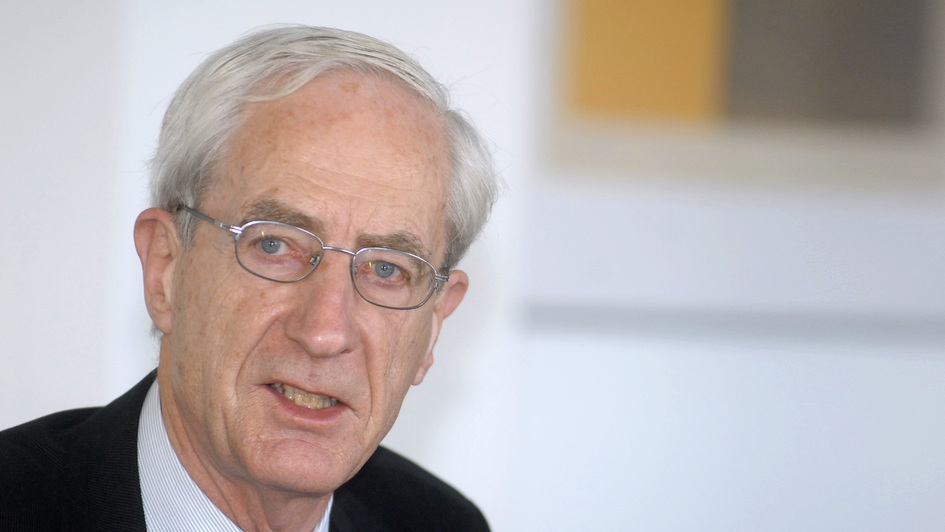 Jürgen Schmude bei der Präsentation einer 'Handreichung' des Rates der EKD mit dem Titel 'Klarheit und gute Nachbarschaft. Christen und Muslime ​in Deutschland' am 28.11.2006 in Berlin