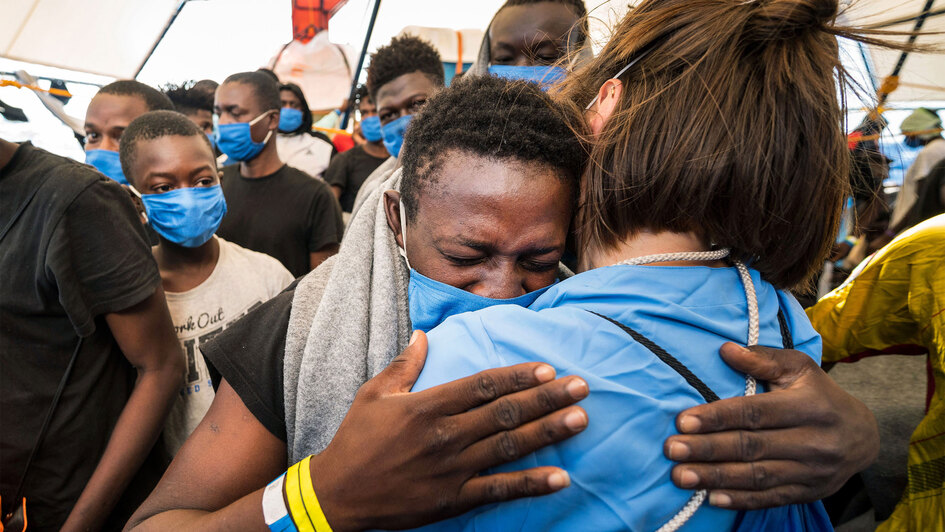 Freude unter den Migranten an Bord des zivilen Seenotrettungsschiffs 'Sea-Watch 4' am Dienstag (01.09.2020) bei der Nachricht, dass das Schiff in der sizilianischen Stadt Palermo einen sicheren Hafen erhaelt. Freude unter den Migranten an Bord des zivilen Seenotrettungsschiffs 'Sea-Watch 4' am Dienstag (01.09.2020) bei der Nachricht, dass das Schiff in der sizilianischen Stadt Palermo einen sicheren Hafen erhaelt.