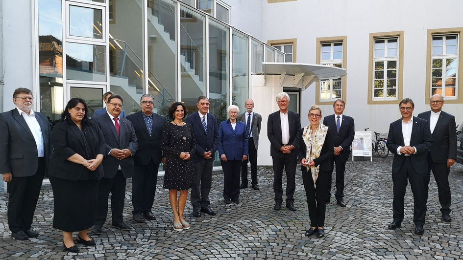 Mitglieder des Rates der EKD und Vertreter des Zentralrats Deutscher Sinti und Roma im Dokumentations- und Kulturzentrum Deutscher Sinti und Roma treffen sichin Heidelberg