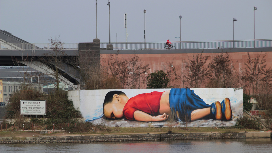 Das 20 mal 6 Meter große Wandbild des auf der Flucht ertrunkenen, zweijährigen syrischen Jungen Alan Kurdi. Die Künstler Oguz Sen und Justus Becker hatten es im März 2016 auf einer Mauer am Frankfurter Osthafen gesprüht.