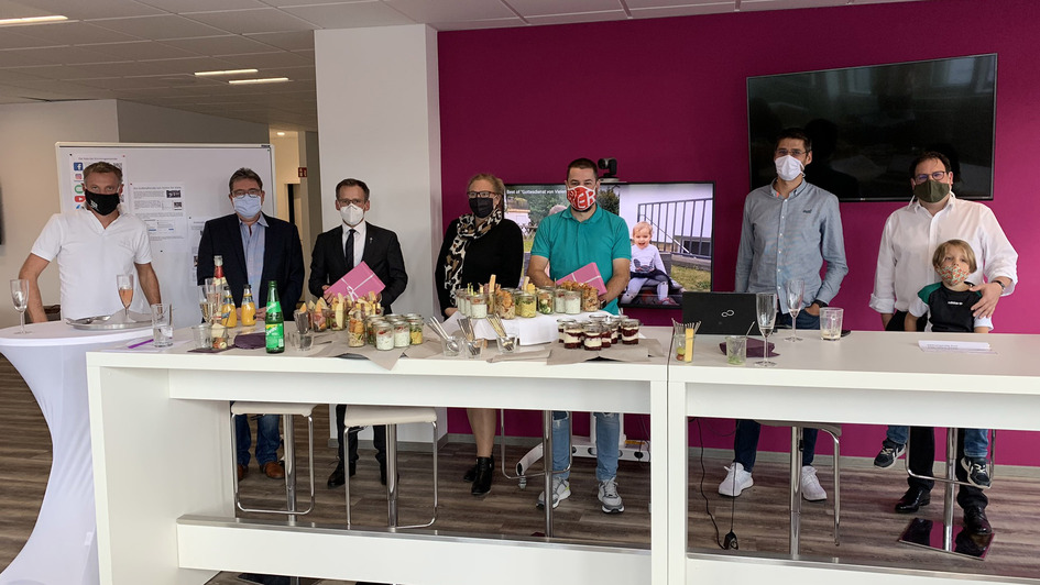 von links nach rechts: Michael Otto (ECKD KIGST GmbH), Dirk Grunewald und Johannes Böttner, Alexandra Glaßer, Michael Meyer zu Hörste, Martin Bolz (ECKD Service GmbH) und Lars Hillebold (EKKW) mit seinem Sohn Jacob bei der Preisverleihung in Kassel. von links nach rechts: Michael Otto (ECKD KIGST GmbH), Dirk Grunewald und Johannes Böttner, Alexandra Glaßer, Michael Meyer zu Hörste, Martin Bolz (ECKD Service GmbH) und Lars Hillebold (EKKW) mit seinem Sohn Jacob bei der Preisverleihung in Kassel.