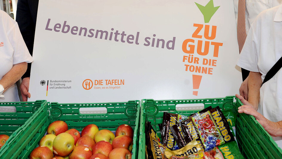 Schild: 'Zu gut für die Tonne' vor Lebensmittelkisten Schild: 'Zu gut für die Tonne' vor Lebensmittelkisten